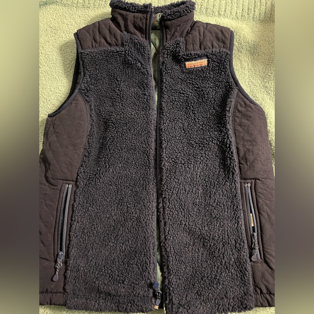 Vineyard vines reversible vest with pockets on both sides!